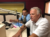 Os representantes do leilão, Antônio Carlos Curti e Alício Simioli, na Cidade 94,7 FM (Foto