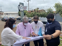 Jorge Seba esteve na unidade acompanhado pela secretária da Saúde, Ivonete Félix, pelos engenheiros da secretaria de Obras (Foto: Prefeitura de Votuporanga)