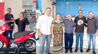 As chaves da moto foram entregues ao Padre Alexandre pela gerente do hotel Silvia Dornelas, ao lado de Valmir Dornelas junto a sua mãe Inês e seu pai Arlindo Dornelas, e o presidente da Câmara Municipal Daniel David (Foto: Redes sociais)