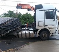 Caminhão afunda após cratera abrir em rua de Rio Preto — Foto: Arquivo Pessoal