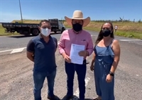 O anúncio foi feito pelo prefeito Adilson Segura ao lado de Ariadna, assessora de Itamar Borges, e do vereador Marcelo Livramento (Foto: Prefeitura de Valentim Gentil)