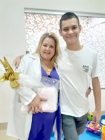 A fonoaudióloga Ana Paula Fernandes explicou (e desmistificou) alguns pontos sobre o autismo; na foto ela está ao lado de Ardegal Cardoso Junior em tratamento com ela há 9 anos (Foto: Reprodução)