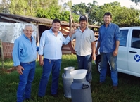 Eles vão até a chácara do pecuarista Luis Carlos Dias para buscar 100 litros de leite por semana (Foto: Santa Casa)
