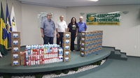 A ACV arrecadou 600 litros de leite, que foram entregues no sábado (31), no auditório (Foto: Divulgação/ACV)