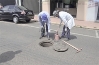 A Prefeitura de Votuporanga está avançando no trabalho de controle de pragas na rede de esgoto do município (Foto: Prefeitura de Votuporanga )