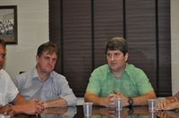 Marcelino com o prefeito Junior Marão durante entrevista