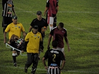 Linno e Serginho deixaram o campo de maca na quarta