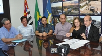O prefeito assinou o contrato para dar início às obras antienchentes na Ceará e a construção da casa do caseiro no CPVA  (Foto: Érika Chausson/A Cidade)