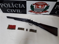 Os agentes da DISE apreenderam uma arma e diversos cartuchos de munições de calibres diferentes (Foto: Divulgação/DISE)