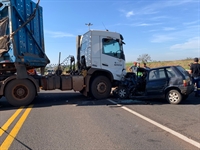 O carro conduzido pelo motorista votuporanguense ficou completamente destruído após a batida (Foto: A Cidade)