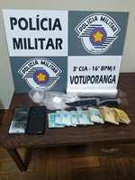 Os policiais da Força Tática apreenderam cocaína, dinheiro oriundo do tráfico das drogas e apetrechos para manusear os entorpecentes (Foto: Divulgação/Força Tática) 