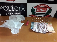 Com eles, a polícia apreendeu diversas porções de drogas, além de dinheiro e material usado para a embalagem dos entorpecentes (Foto: Divulgação/Polícia Militar)