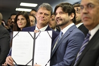 O presidente da Alesp, André do Prado, recebeu do governador Tarcísio o projeto de lei que fixa o salário mínimo no Estado (Foto: Bruna Sampaio e Carol Jacob)