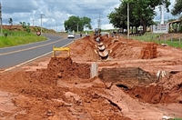 Nesta semana, a equipe da Secretaria de Obras trabalha na instalação das canaletas responsáveis pela captação das águas de chuvas (Foto: Divulgação/Prefeitura de Votuporanga)