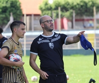  O lateral-direito Vinícius Baracioli recebe orientações do treinador do CAV, Rogério Corrêa  (Foto: Rafa Bento/CAV)