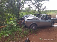 O veículo colidiu frontalmente contra uma ponte existente na estrada de Cardoso  (Foto: A Cidade)