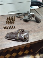 O acusado utilizou um revólver calibre 32, com seis munições, para ameaçar os pais; arma foi apreendida pela Polícia Militar (Foto: Divulgação)
