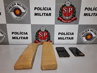 Dupla foi flagrada com dois 'tijolos' de maconha; o maior de idade permanece preso, enquanto o menor de idade foi liberado (Foto: Divulgação/Polícia Militar)