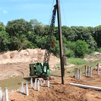 A empresa contratada pela Prefeitura para a reconstrução da ponte sobre o sobre o Córrego Boa Vista já trabalha no local  (Foto: Assessoria )