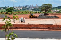 Entre as obras já executadas no local estão as guias, sarjetas e pavimentação asfáltica