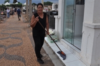 Rosa de Aguiar Rios, que exerce a profissão há 20 anos, de segunda-feira à sexta-feira (Foto: A Cidade)