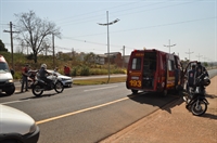 A ocorrência foi entre carro e moto no prolongamento da avenida Emílio Arroyo Hernandes (Foto: Gabriele Reginaldo/A Cidade)