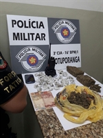 A polícia apreendeu com eles drogas e dinheiro, além de um rádio comunicador e um celular Foto: Divulgação/Polícia Militar 