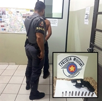 O revólver calibre 38, bem como os cartuchos, foram localizados e apreendidos pela equipe da ROCAM de Votuporanga (Foto: Divulgação/Polícia Militar)