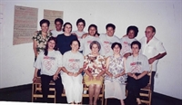  Primeira Diretoria do AE, em 1995: Marilene, Margareth, Delurdes, Márcio, Carmen, Maria Francisca, Maria da Graça e Alcides Anoni; sentadas: Jacira, Maria Alice, Alice Mota, Eliana e Ana Izabel  (Foto: Amor-Exigente)