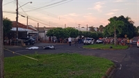 O jovem motociclista não resistiu aos ferimentos e morreu no local; o pedestre foi socorrido em estado grave (Foto: A Cidade)