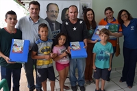 Os kits escolares foram entregues na manhã desta quarta-feira (Foto: Divulgação/Sincomerciários)