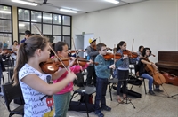 Não é preciso que o aluno tenha conhecimento musical prévio, nem possua instrumento próprio (Foto: Divulgação/Prefeitura de Votuporanga)