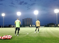 Jogadores treinaram à noite para testar iluminação da Arena (Foto: A Cidade)