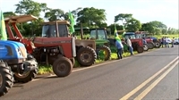 Não houve convocação para o ‘tratoraço’ em Votuporanga, mas produtores de doze cidades da região se concentraram na Euclides da Cunha, em Urânia  (Foto: Reprodução/Tv Tem)