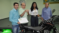 Elísia Faria Tunussi e Umberto Jair Tunussi recebem a chave da moto do presidente da ACV