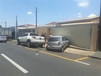 Acidente envolve três veículos na Rua Minas Gerais em Votuporanga (Foto: Ligia Ruiz/ A Cidade)