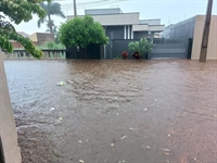 Moradores de Votuporanga voltaram a sofrer com as enchentes durante a forte chuva deste final de semana (Foto: Reprodução)