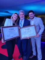 Jorge Seba foi a Brasília receber a premiação ao lado da primeira-dama Rose Seba e do Secretário da Educação Marcelo Batista (Foto: Prefeitura de Votuporanga)