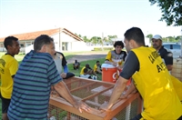 Jogadores aproveitam para se refrescar após o término do treinamento na tarde de ontem, no campo do Clube dos 40