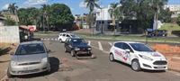 Motorista provocou estragos em três veículos e depois fugiu sem prestar socorro na rua Paraná, quase esquina com a Av do Lanchopão (Foto: A Cidade)