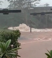 A avenida Antônio Augusto Paes (do Lachopão) ficou parecendo um rio (Foto: Reprodução)