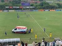 O atleta Christian Etoo precisou ser socorrido em campo pela ambulância, mas já obteve alta (Foto: A Cidade)