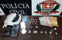 Os policiais apreenderam porções de maconha e crack, além de dinheiro e celulares (Foto: Divulgação/Dise)