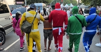 ‘Power Rangers’ prendem homem com 7 celulares em bloco no Carnaval