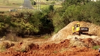 A Prefeitura está preparando a área para a obra de transposição do córrego do Curtume (Foto: A Cidade)