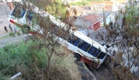 Menor furta ônibus, despenca sobre casa e apanha de moradores (Foto: Reprodução)