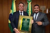 O presidente Jair Bolsonaro agora é Cidadão Santa-fé-sulense e recebeu o título de Murilo Basi, autor do projeto (Foto: Redes sociais)