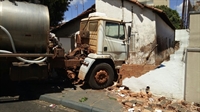 O caminhão só parou quando atingiu o muro de uma casa, que estaria vazia para reforma no momento do acidente (Foto: Flávio Santos/A Cidade) 