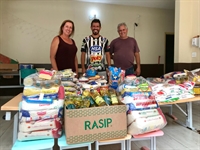 O jogador Ricardinho representou o Clube Atlético Votuporanguense na entrega dos alimentos (Foto: Rafael Nascimento/CAV)