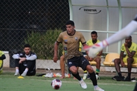 Contratado para esta temporada, o atleta pode vestir a camisa do clube pela primeira vez, além de fazer sua estreia na divisão (Foto: Rafael Bento/CAV)